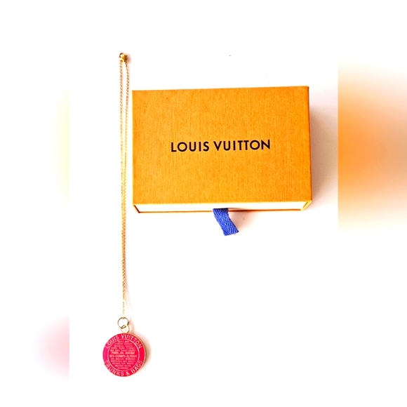 💖 Authentic Louis Vuitton Hot Pink Trunks and Bags Pendant💖 - Picture 4 of 5